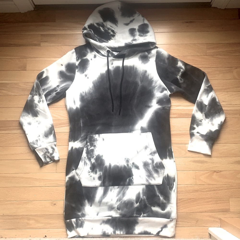 REVAMPED NWT LONG SUPER CUTE BLACK AND WHITE SWEATSHIRT